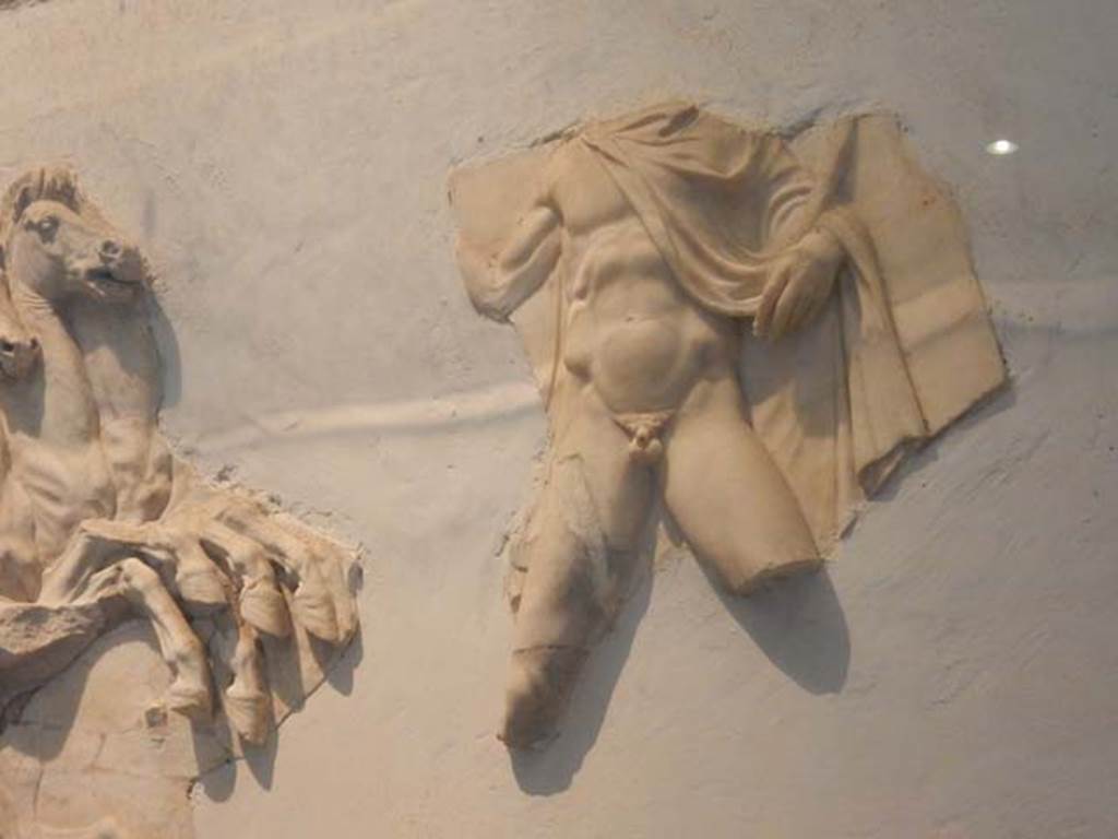 V.8 Herculaneum. May 2018. Room 7, detail. Photo courtesy of Buzz Ferebee.